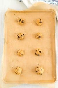 Roll the cookies into balls and place on the prepared cookies sheet.