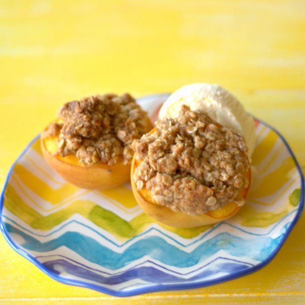 These Baked Peaches with Oat Crumble Topping are a great way to use in-season peaches. This is a quick and easy recipe for a delicious summer dessert! via @foodfolksandfun