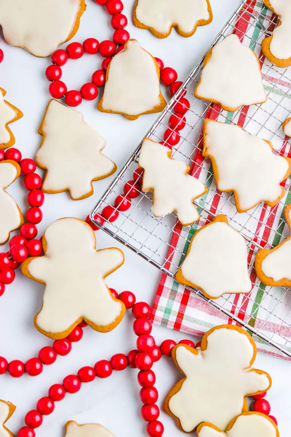 Christmas gingerbread on a wire rack and on a tea towel. 