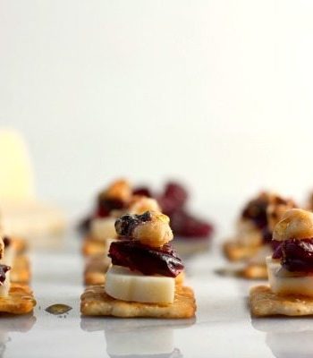 Rows of cranberry walnut flatbread cracker bites