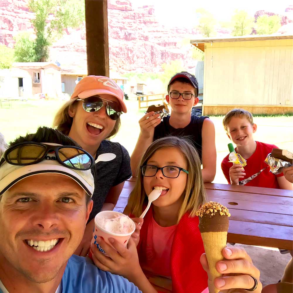 Hikers stopping for ice cream on their way to Havasupai Falls campground