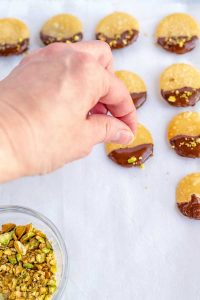 Sprinkle the cannoli chips with pistachios.