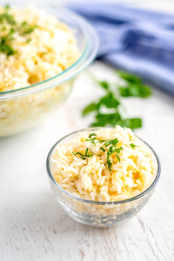 A small bowl full of rice pilaf with orzo in it.