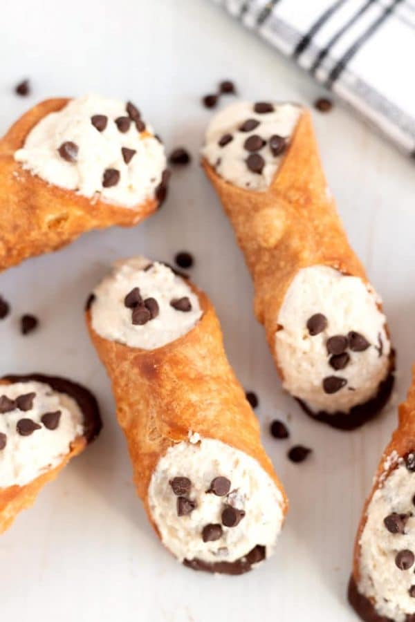 Overhead picture of finished cannolis.