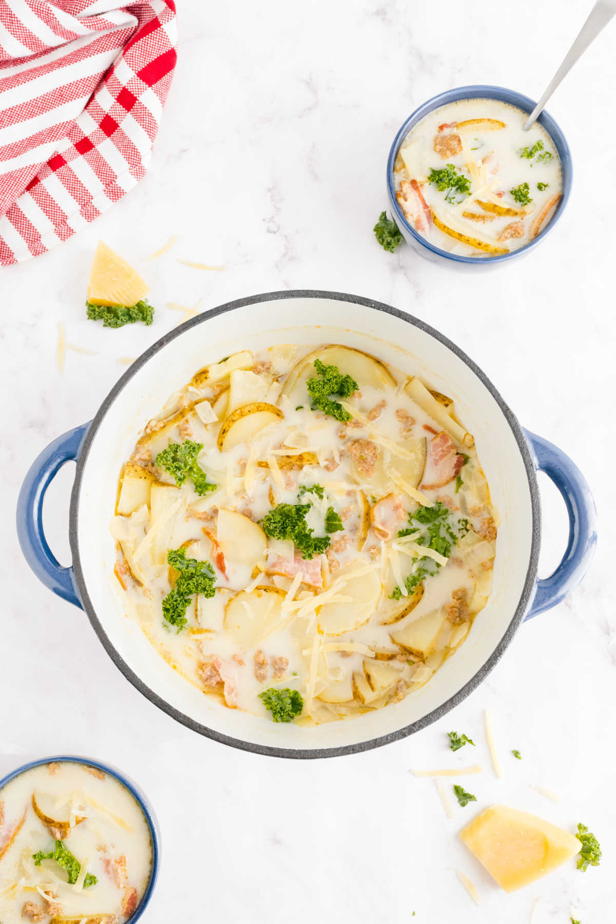 This Copycat Olive Garden Zuppa Toscana soup recipe is easy to make and some serious comfort food! It's gluten-free and takes just 45 minutes to make!  via @foodfolksandfun