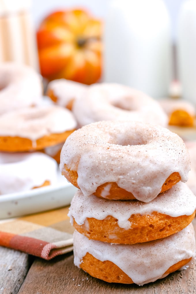 These Baked Pumpkin Donuts are easy to make and have the most pleasing aroma and texture. They’re the perfect treat for a crisp autumn day.  via @foodfolksandfun