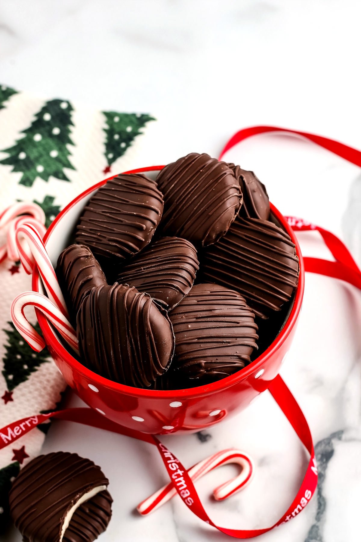 This homemade Peppermint Patty Candy is a refreshing holiday treat perfect for Christmas cookie trays and gifting. These Peppermint Patties have a creamy peppermint center that’s covered in semi-sweet chocolate. via @foodfolksandfun