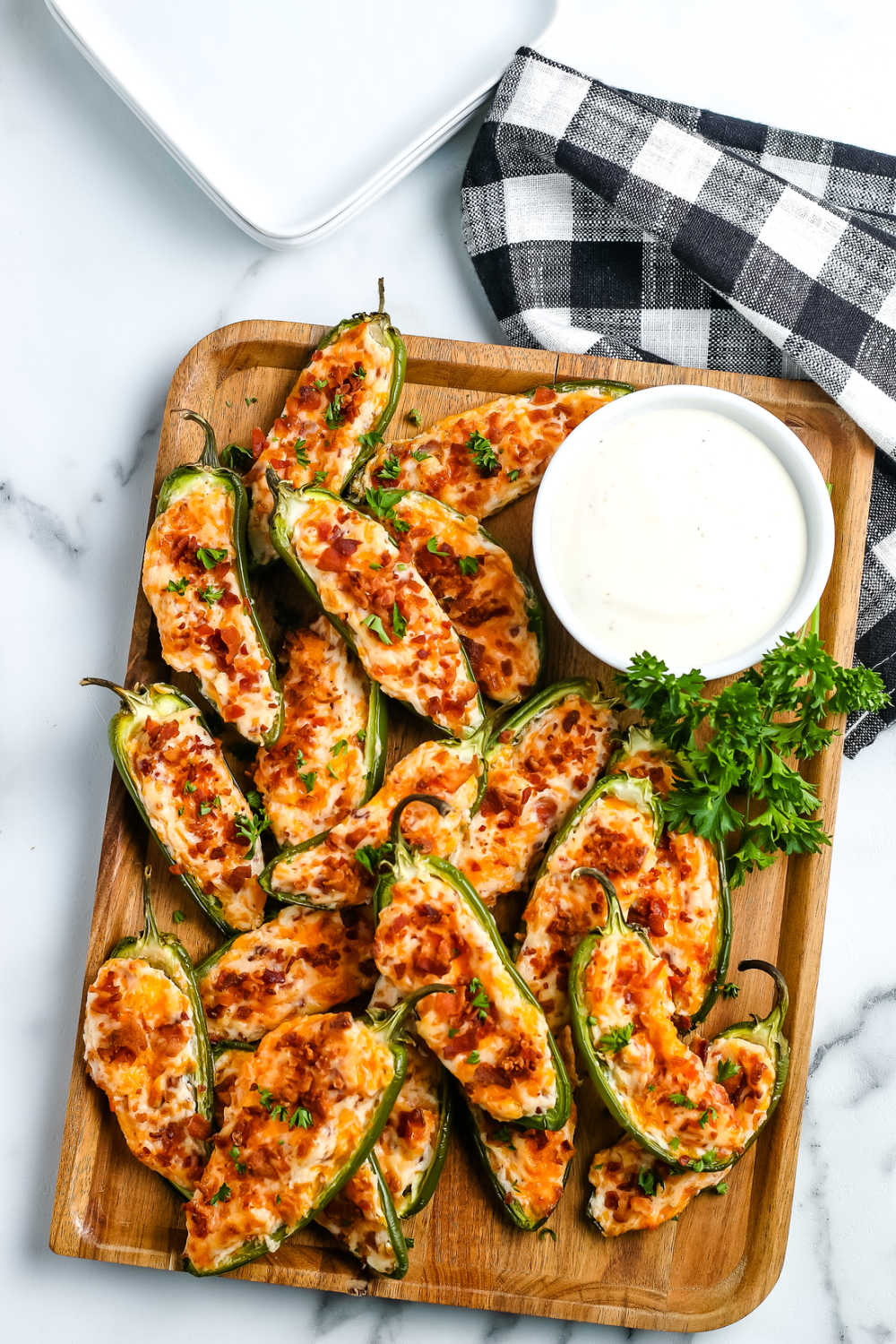 These Baked Jalapeño Poppers are easy to make, and they feed a crowd. They’re stuffed with cream cheese, cheddar, and bacon!  via @foodfolksandfun