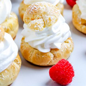 A close up picture of the finished Cream Puffs.